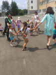 На площади ДК "Прогресс" состоялась детская игровая программа "УРА! ЗАЖИГАЕТ ДЕТВОРА!"