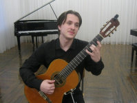 В Детской школе искусств состоялся сольный концерт гитариста Александра Хлызова
