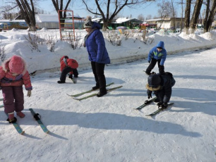 Педагоги детских садов Арсеньева осваивают зимние виды спорта