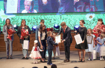 Олег Кожемяко наградил многодетные семьи Приморья