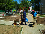 Благоустройство сквера возле памятника Герою России Олегу Пешкову продолжается