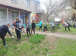 Субботник по уборке территории возле Совета ветеранов провели юные волонтеры и арсеньевцы старшего поколения