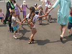 На площади ДК "Прогресс" состоялась детская игровая программа "УРА! ЗАЖИГАЕТ ДЕТВОРА!"