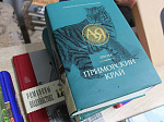 Заслуженная артистка России Лариса Белоброва передала книги в дар библиотеке Арсеньева 