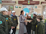 Активисты школьного лесничества «Зеленый патруль» подарили свою настольную игру «Заповедное Приморье» сотрудникам заповедника «Ханкайский»