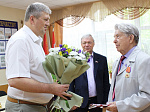 Председатель Совета ветеранов В.А. Клоков принимает поздравления с днем рождения 