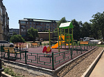 В арсеньевском дворе – участнике проекта «1000 дворов» выполнены работы по установке детской площадки