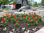 Цветы и декоративный кустарник украсили сквер возле памятника Герою России Олегу Пешкову