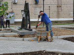 В Арсеньеве продолжается реконструкция сквера, в котором установлен памятник Герою России Олегу Пешкову