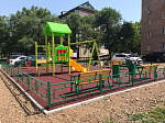 В арсеньевском дворе – участнике проекта «1000 дворов» выполнены работы по установке детской площадки