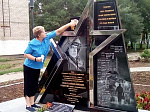 Серебряные арс-волонтеры и молодогвардейцы провели субботник возле памятника Герою России летчику Олегу Пешкову