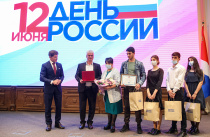Олег Кожемяко наградил приморцев накануне Дня России