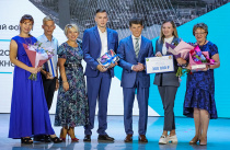 Олег Кожемяко наградил лучших учителей и воспитателей Приморья