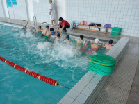 Школьников Арсеньева учат плавать