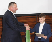 Глава Арсеньевского городского округа Александр Дронин поздравил юного воздушного гимнаста Сашу Козырина