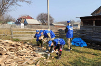 Молодогвардейцы помогают семьям мобилизованных приморцев заготавливать дрова и убирать огороды