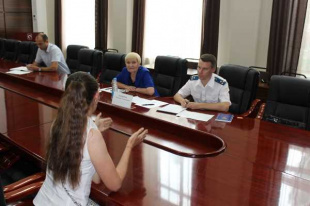 25 июня прокурор города Арсеньева Н.Г. Парфенов и заместитель главы администрации Арсеньевского городского округа Н.П. Пуха провели совместный прием