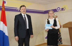 Арсеньевским школьникам вручены сертификаты на получение путевок в детские центры отдыха «Артек», «Орленок» и «Океан»