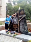 Серебряные арс-волонтеры и молодогвардейцы провели субботник возле памятника Герою России летчику Олегу Пешкову