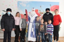 Полицейский Дед Мороз навестил воспитанников детского дома в Арсеньеве