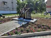 Благоустроена территория возле памятника Герою России Олегу Пешкову