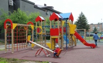 Обновлено покрытие на детской площадке возле кинотеатра «Космос» 