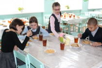 Школьники Арсеньева питаются по новому меню