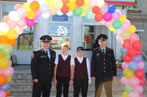 В Арсеньеве сотрудники полиции поздравили с Днем знаний школьников и учителей 