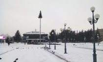 На центральной площади Арсеньева идет монтаж новогодней елки
