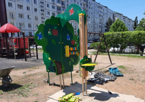 Начались работы на детской площадке по ул. Калининской