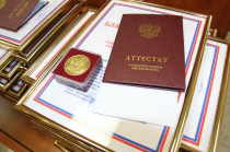 Арсеньевским выпускникам вручили медали «За особые успехи в учении»