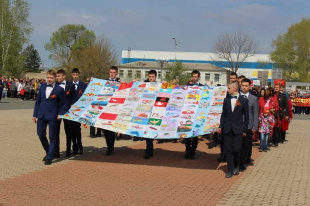9 мая арсеньевские школьники пронесли Полотно Победы
