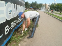 Волонтеры провели уборку Комсомольской площади в рамках проекта «Арсеньев – город добрых дел»