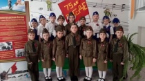 Дети Арсеньева поют песни о войне 
