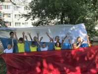 Арсеньевцы - участники флешмоба «Цвета Российского флага»