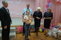 Полицейские Арсеньева поздравили воспитанников детского дома с днем рождения