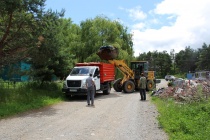В Арсеньеве начались работы по уборке мусора с территории городского кладбища 