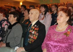 Ветераны, представители трудовых коллективов, общественных организаций приняли участие в торжественном собрании и праздничном концерте
