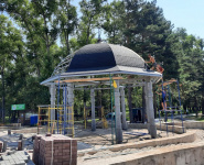 В парке «Восток» в эти дни продолжаются работы по покрытию купола ротонды