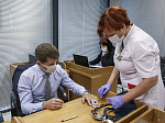 Губернатор Приморья Олег Кожемяко сделал прививку от COVID-19