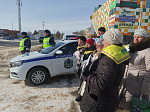 Сотрудники ОГИБДД поздравили водителей с Днем защитника Отечества