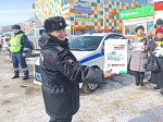 Сотрудники ОГИБДД поздравили водителей с Днем защитника Отечества