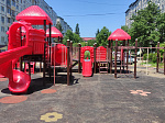 Идет приемка обновленной «красной» детской игровой площадки 