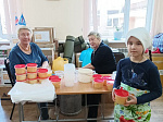 Волонтеры пункта сбора гуманитарной помощи расфасовали переданные накануне 50 кг меда