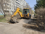 Продолжаются работы по ремонту тротуара по ул. Островского