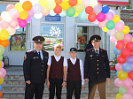 В Арсеньеве сотрудники полиции поздравили с Днем знаний школьников и учителей 