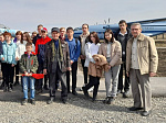 Экскурсию с восьмиклассниками 8-й школы проводит Почётный гражданин г. Арсеньева Александр Яковлевич Захарьящев