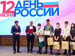 Олег Кожемяко наградил приморцев накануне Дня России