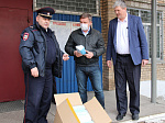 Арсеньевским полицейским переданы медицинские маски 