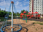 Обновленная детская игровая площадка пользуется популярностью среди малышей и их родителей